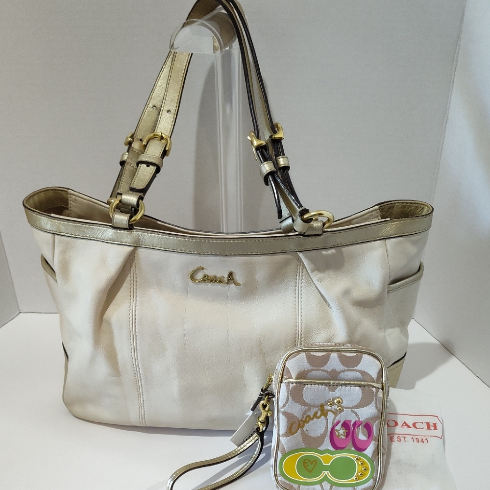 Coach Women's Shoulder Bag in Cream and Gold